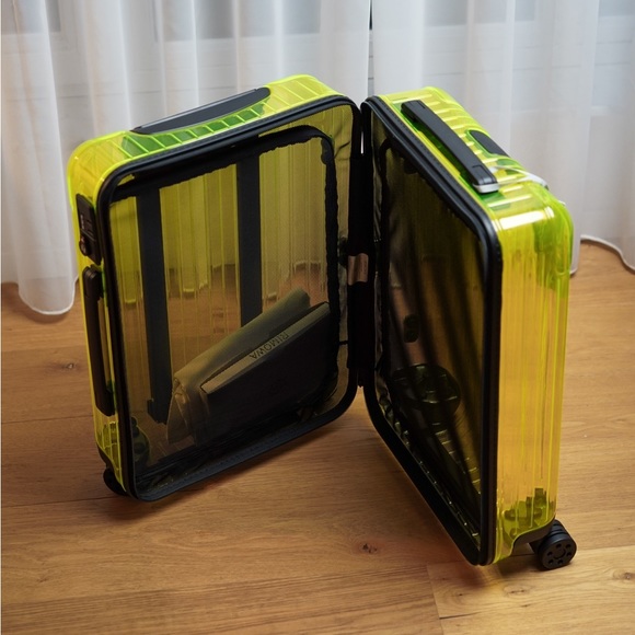 Rimowa luggage, green transparent. - Picture 2 of 3